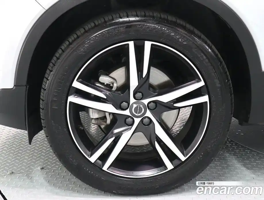Volvo XC40 2020 2.0 автомат (гидро), фото 19