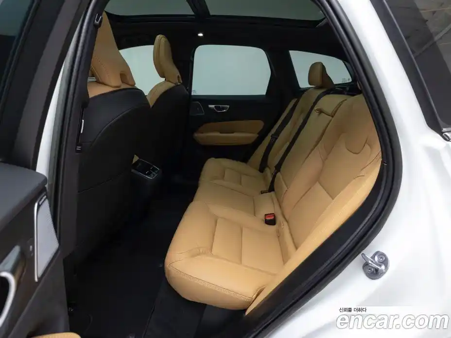 Volvo XC60 2023 2.0 автомат (гидро), фото 11