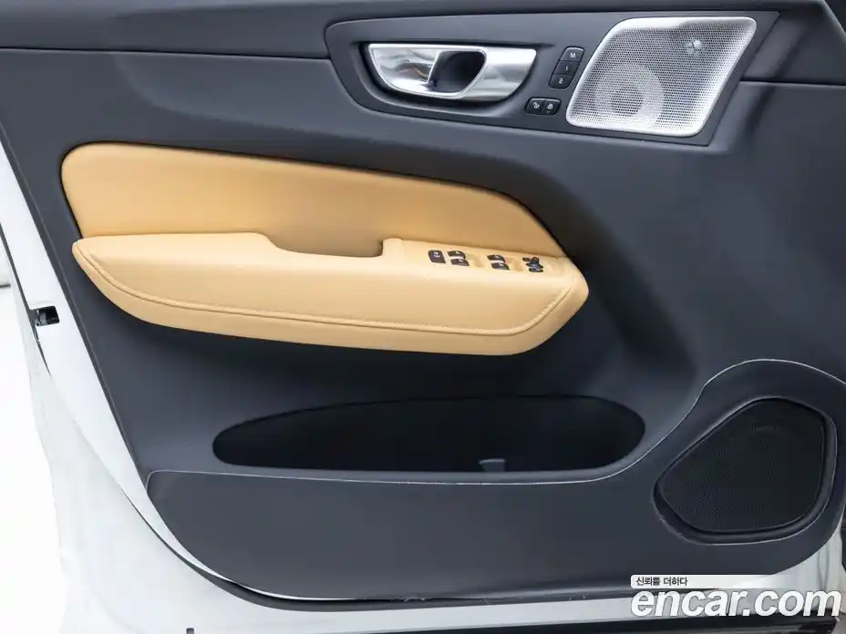 Volvo XC60 2023 2.0 автомат (гидро), фото 13