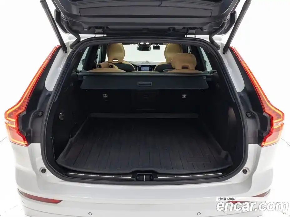 Volvo XC60 2023 2.0 автомат (гидро), фото 17