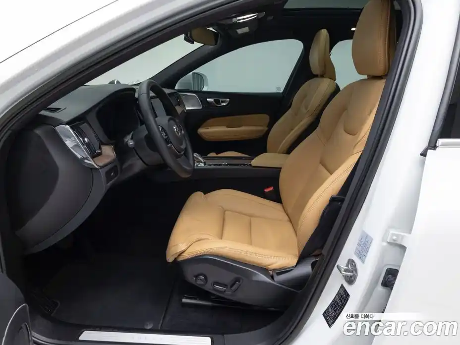 Volvo XC60 2023 2.0 автомат (гидро), фото 10