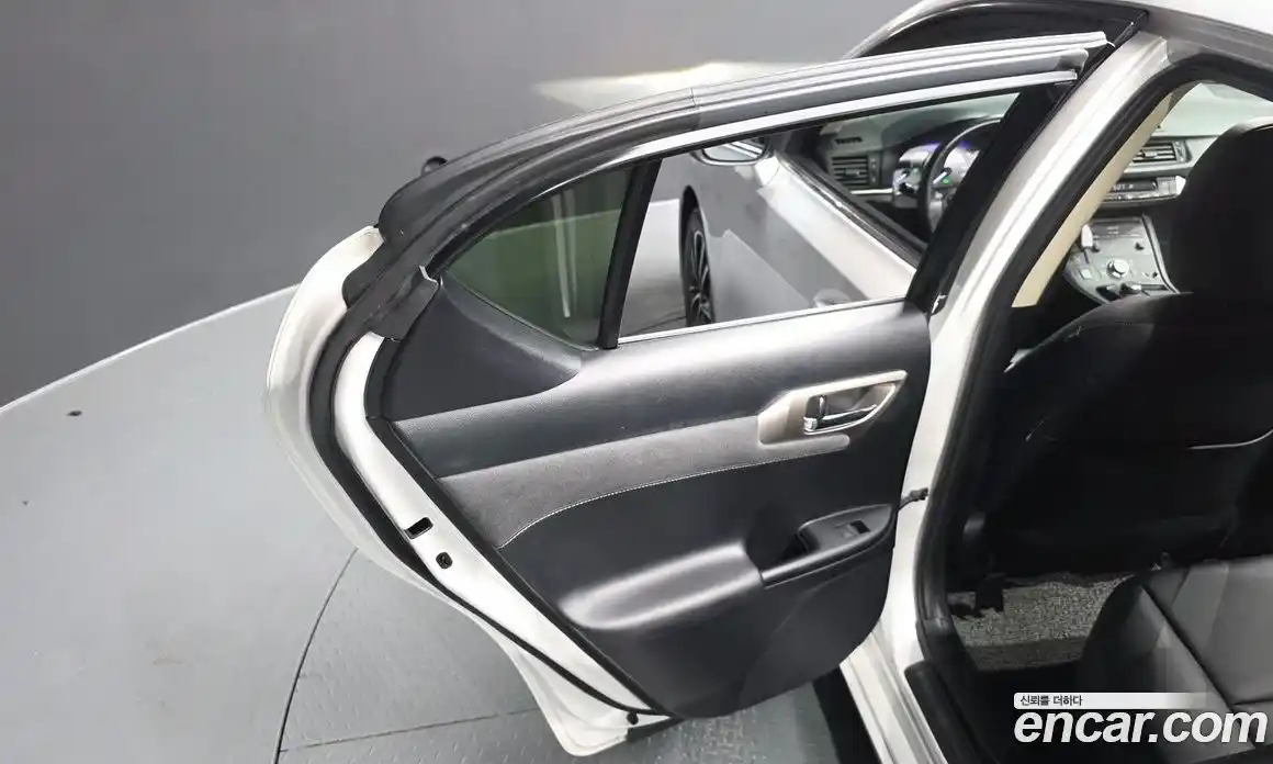Lexus CT200h 2018 1.8 гидро, фото 15