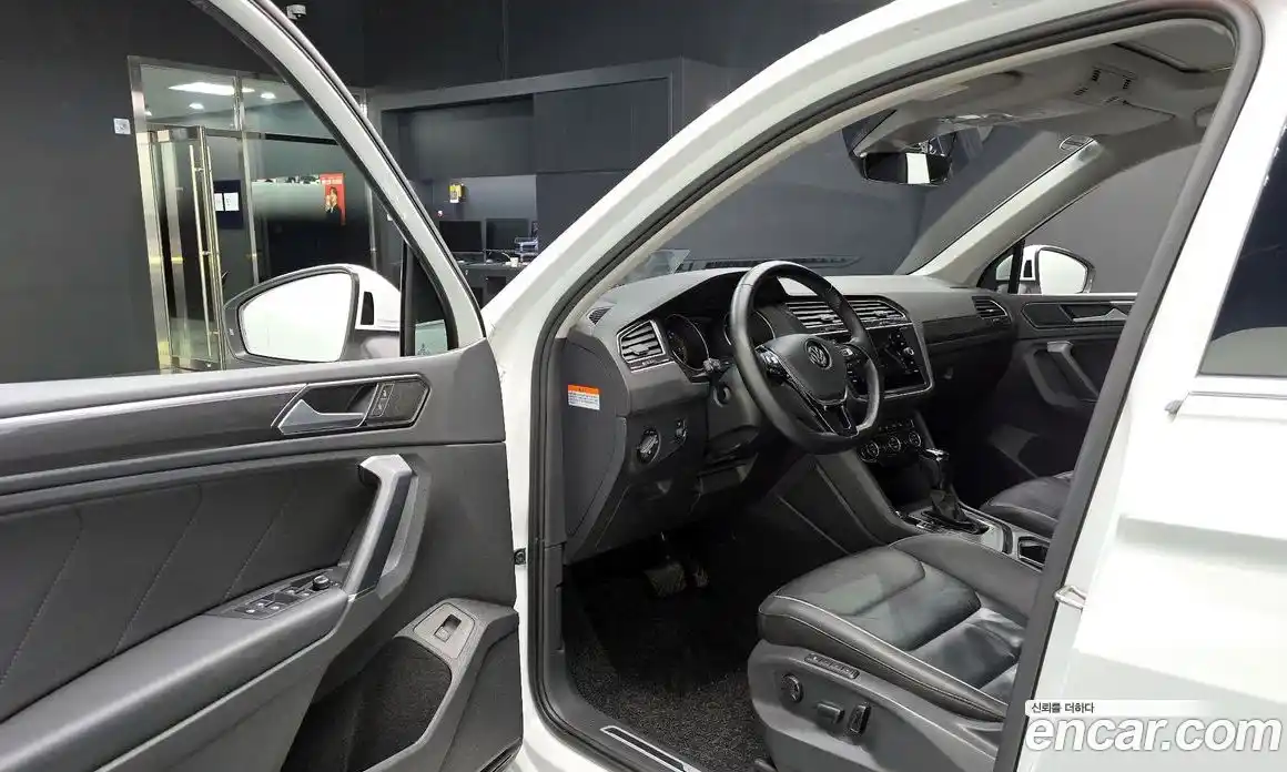 Volkswagen Tiguan 2018 2.0 автомат (гидро), фото 13
