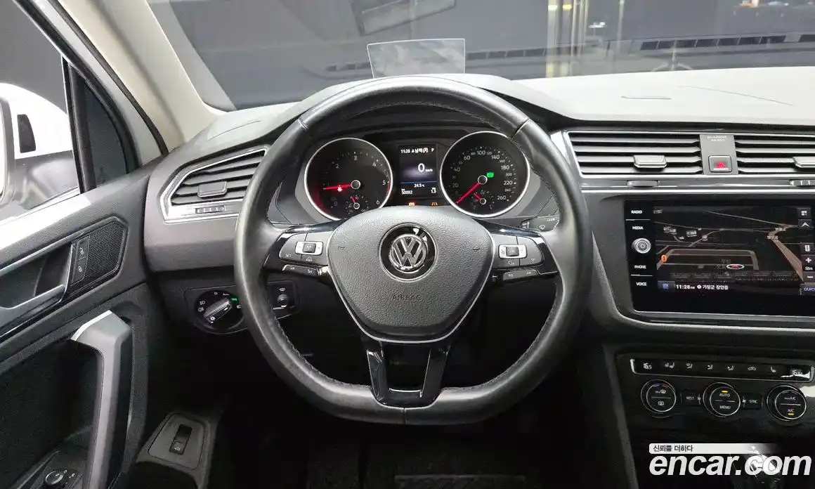 Volkswagen Tiguan 2018 2.0 автомат (гидро), фото 19
