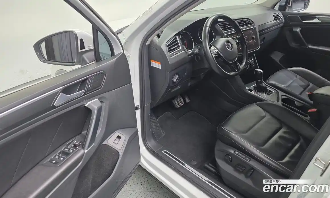 Volkswagen Tiguan 2018 2.0 автомат (гидро), фото 11
