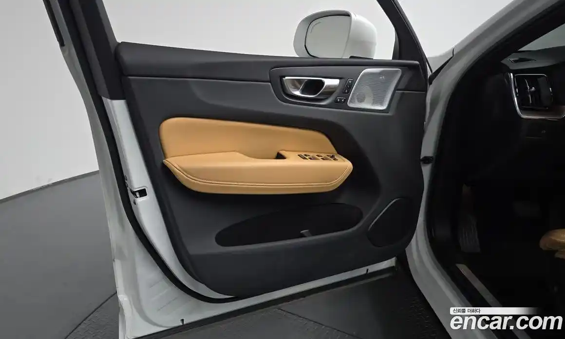 Volvo XC60 2023 2.0 автомат (гидро), фото 13