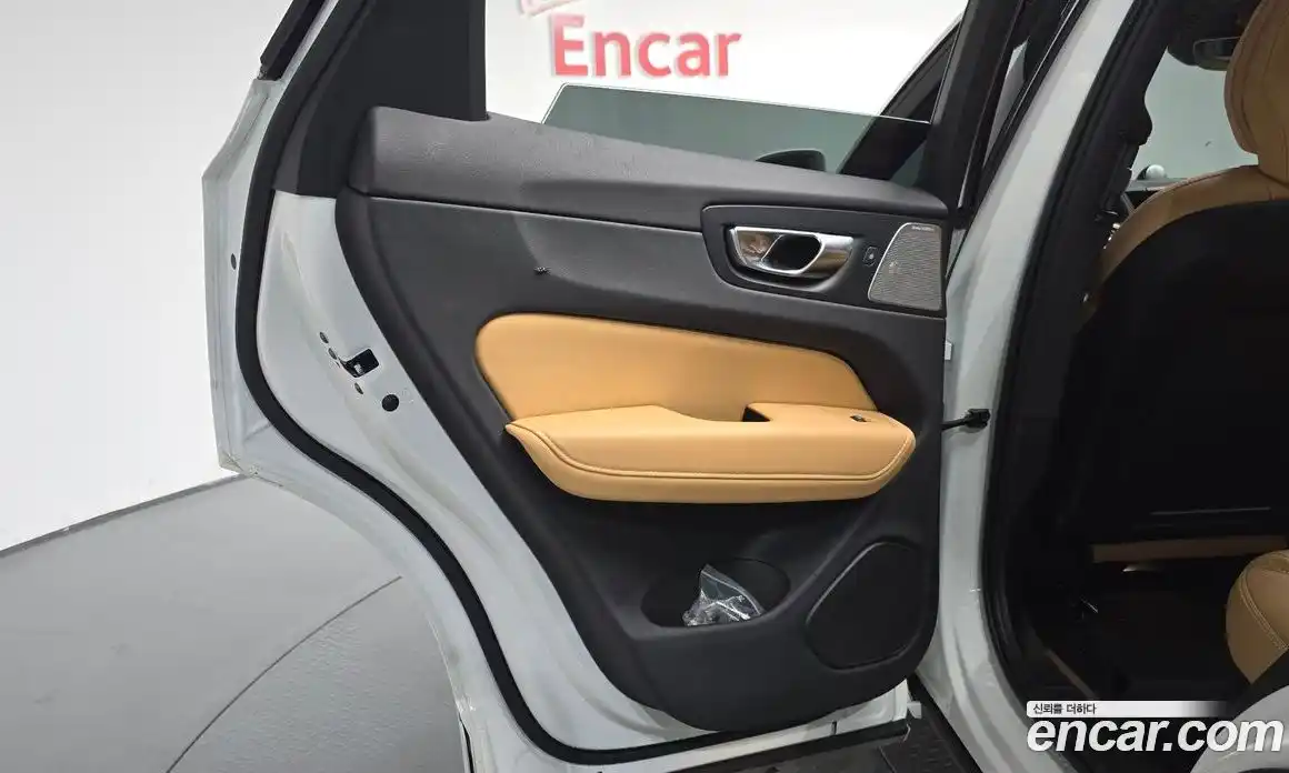 Volvo XC60 2023 2.0 автомат (гидро), фото 14