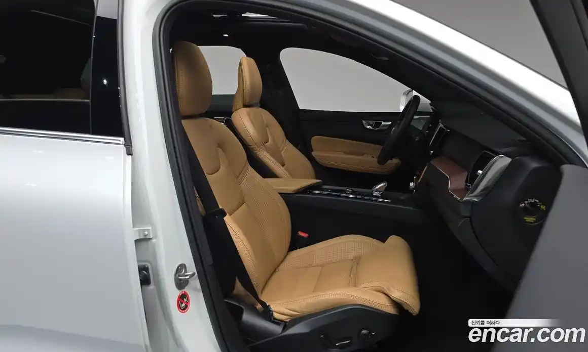 Volvo XC60 2023 2.0 автомат (гидро), фото 16