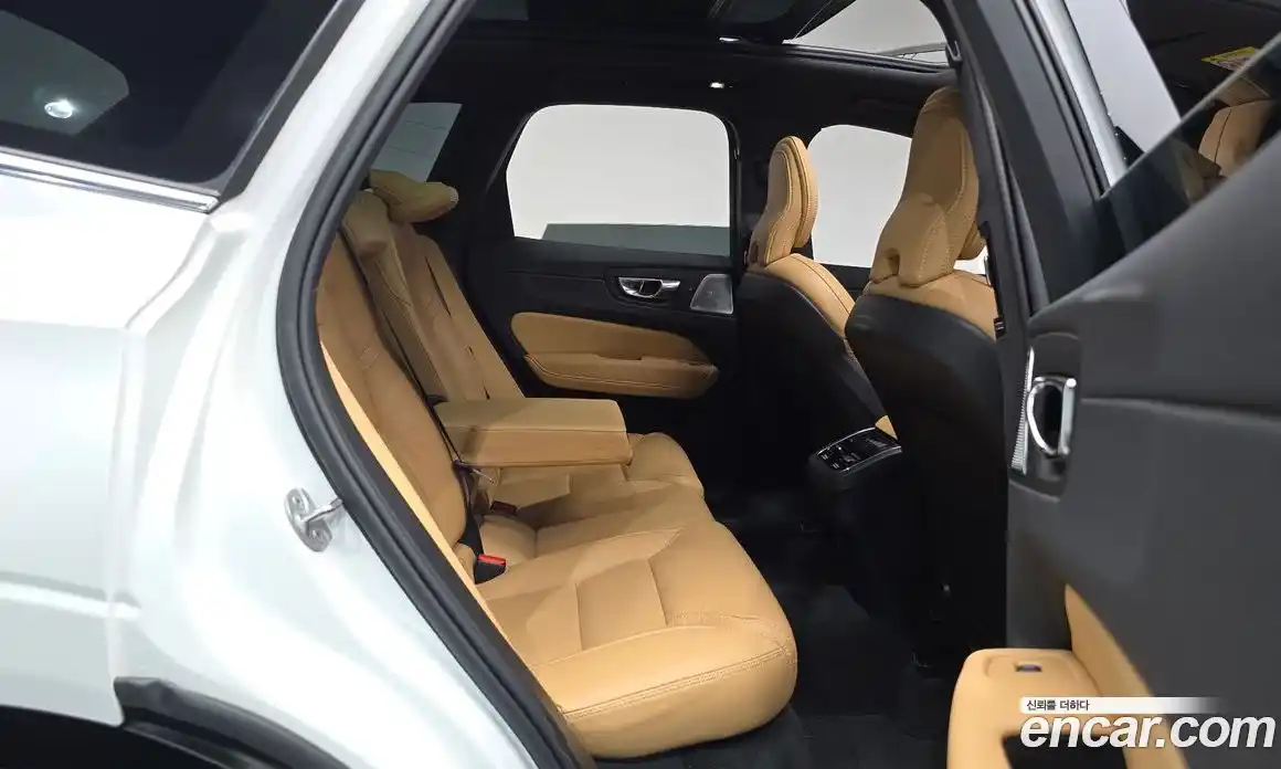 Volvo XC60 2023 2.0 автомат (гидро), фото 17