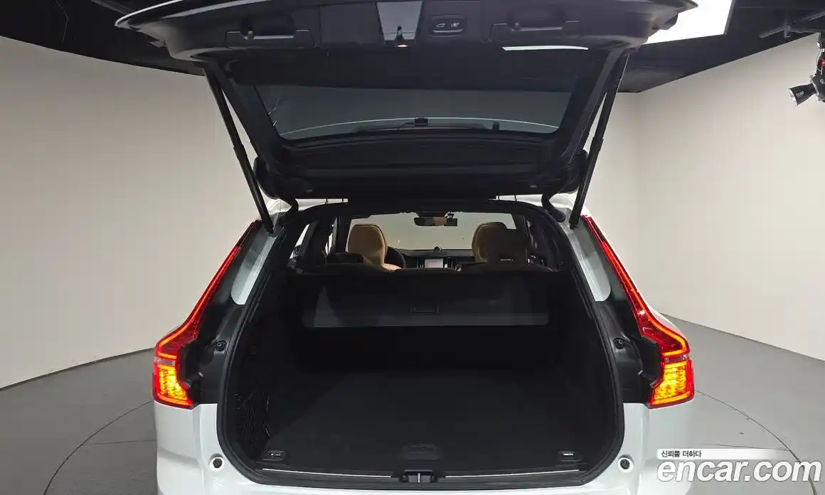 Volvo XC60 2023 2.0 автомат (гидро), фото 25