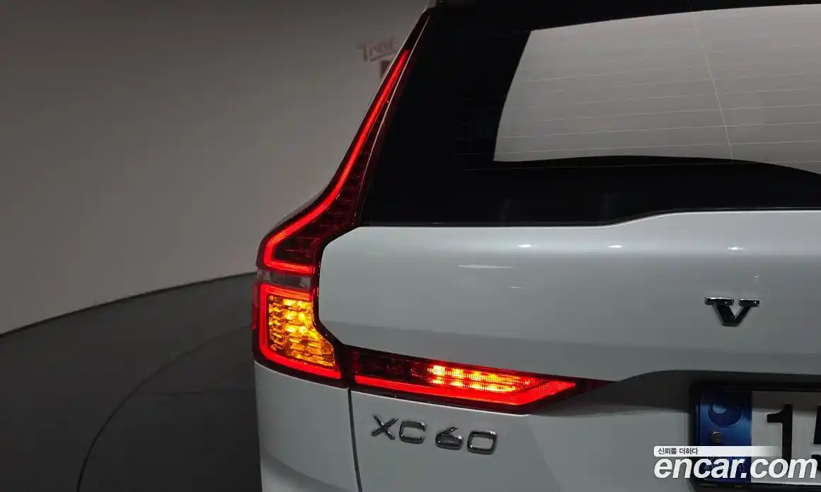 Volvo XC60 2023 2.0 автомат (гидро), фото 8