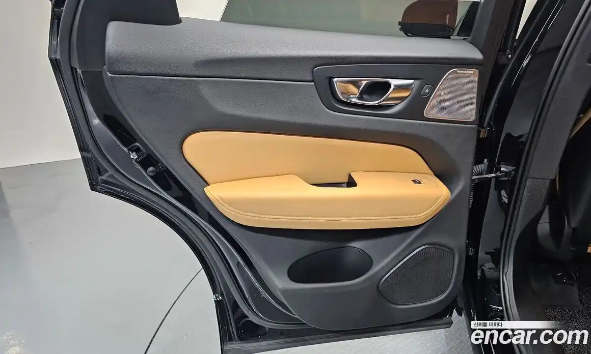 Volvo XC60 2021 2.0 автомат (гидро), фото 15