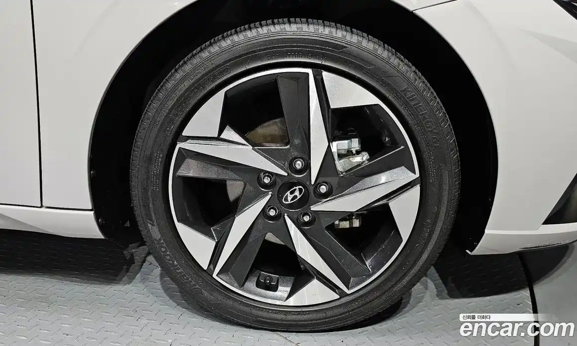 Hyundai Avante 2022 1.6 автомат (гидро), фото 7