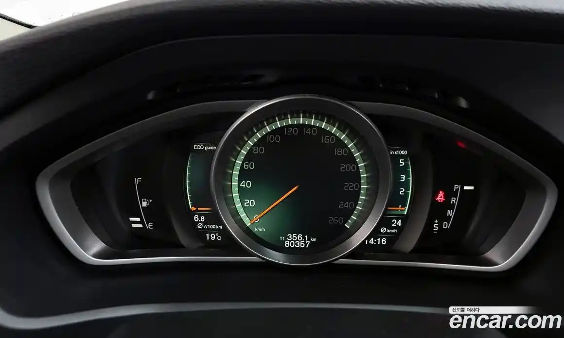 Volvo V40 2018 2.0 автомат (гидро), фото 11