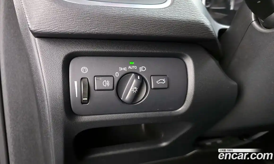 Volvo V40 2018 2.0 автомат (гидро), фото 25