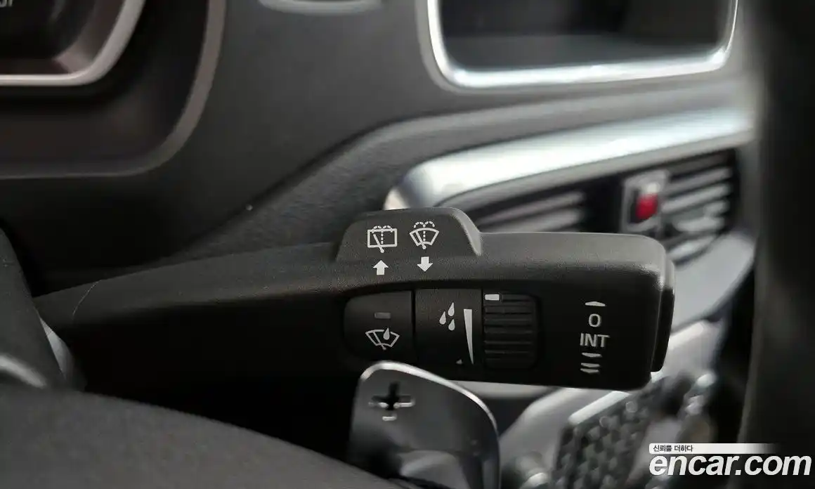 Volvo V40 2018 2.0 автомат (гидро), фото 26