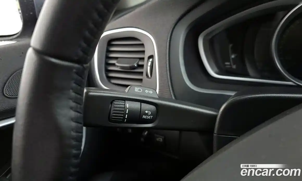 Volvo V40 2018 2.0 автомат (гидро), фото 27