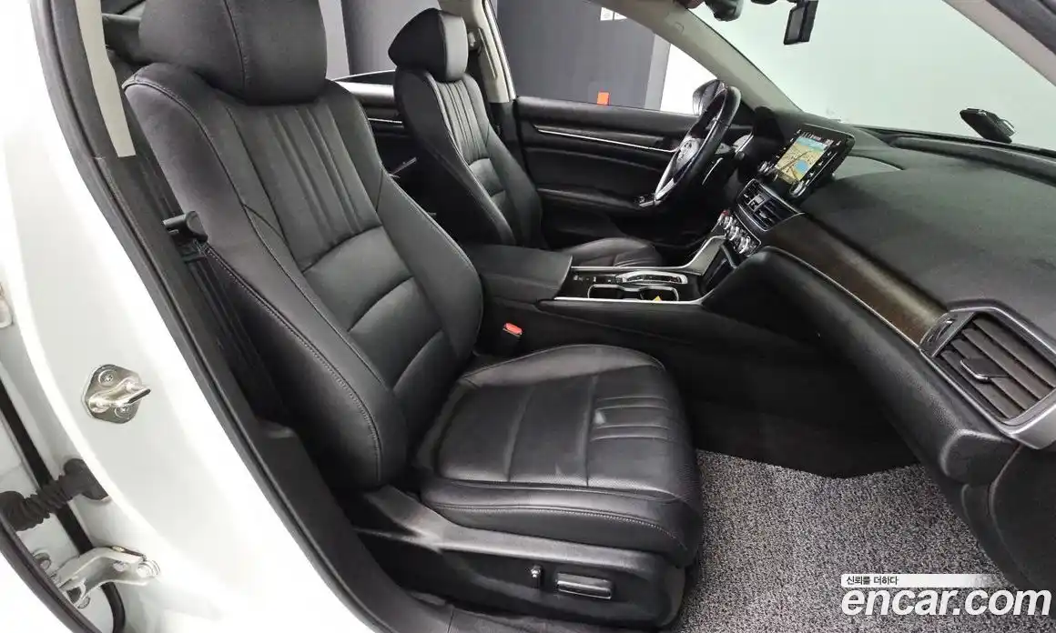 Honda Accord 2019 2.0 автомат (гидро), фото 15