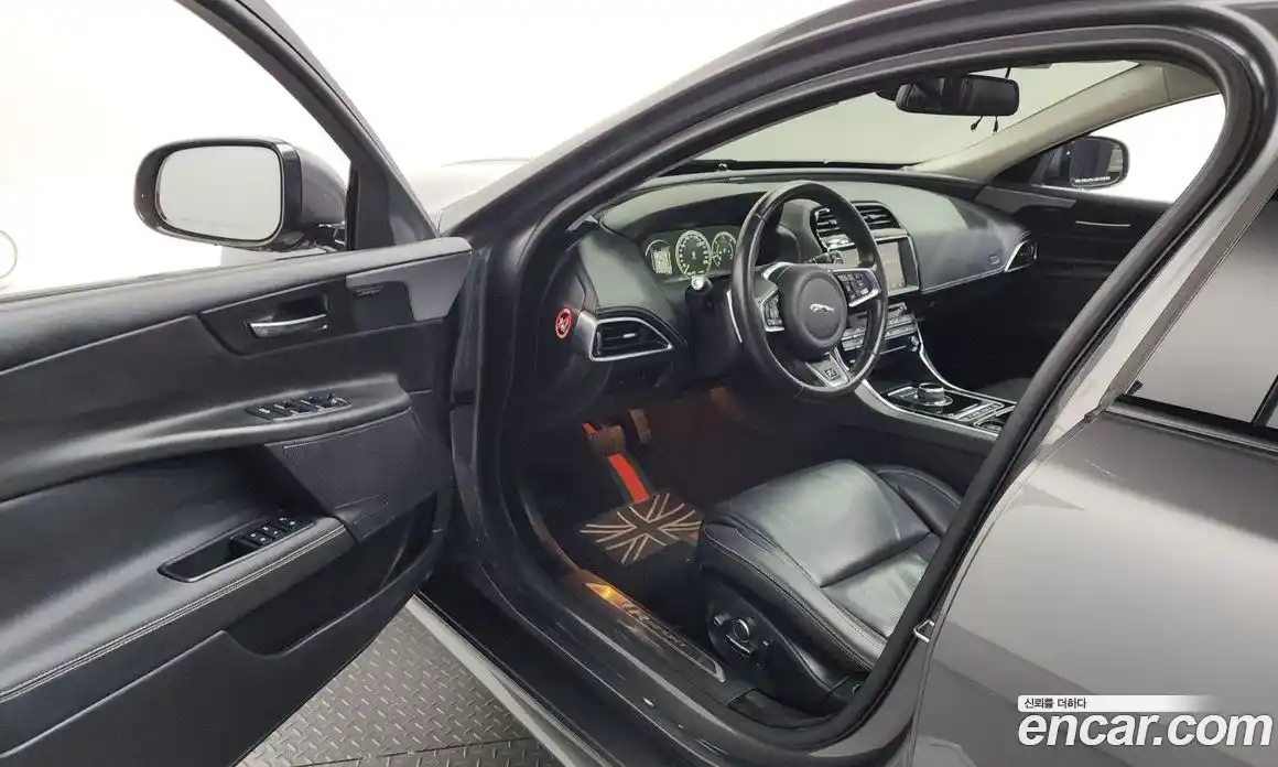 Jaguar XE 2018 2.0 гидро, фото 13