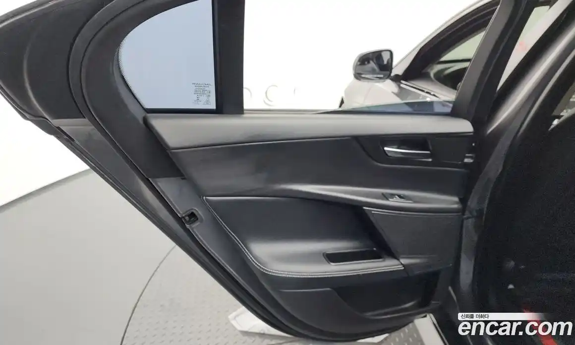 Jaguar XE 2018 2.0 гидро, фото 15