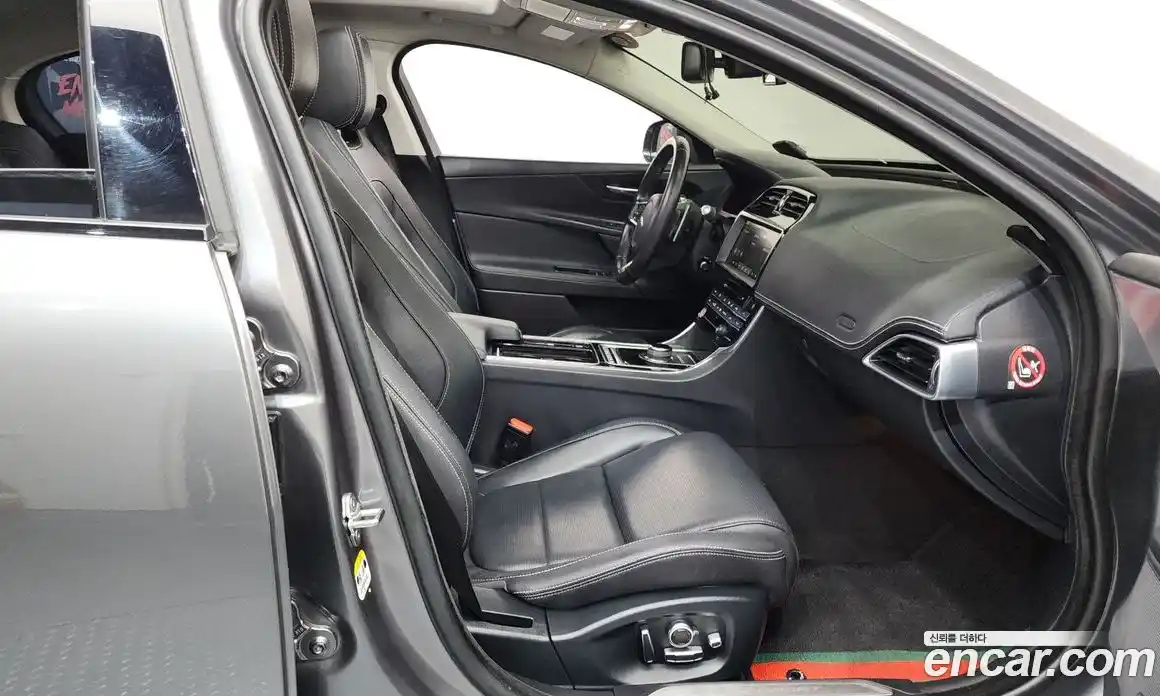 Jaguar XE 2018 2.0 гидро, фото 16