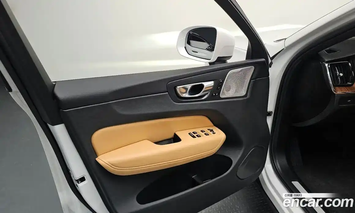 Volvo XC60 2025 2.0 автомат (гидро), фото 13
