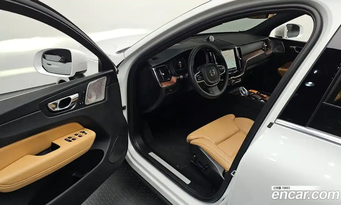 Volvo XC60 2025 2.0 автомат (гидро), фото 16
