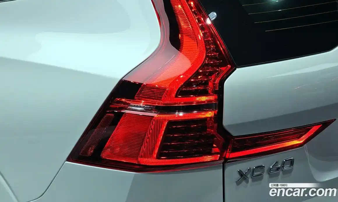 Volvo XC60 2025 2.0 автомат (гидро), фото 8