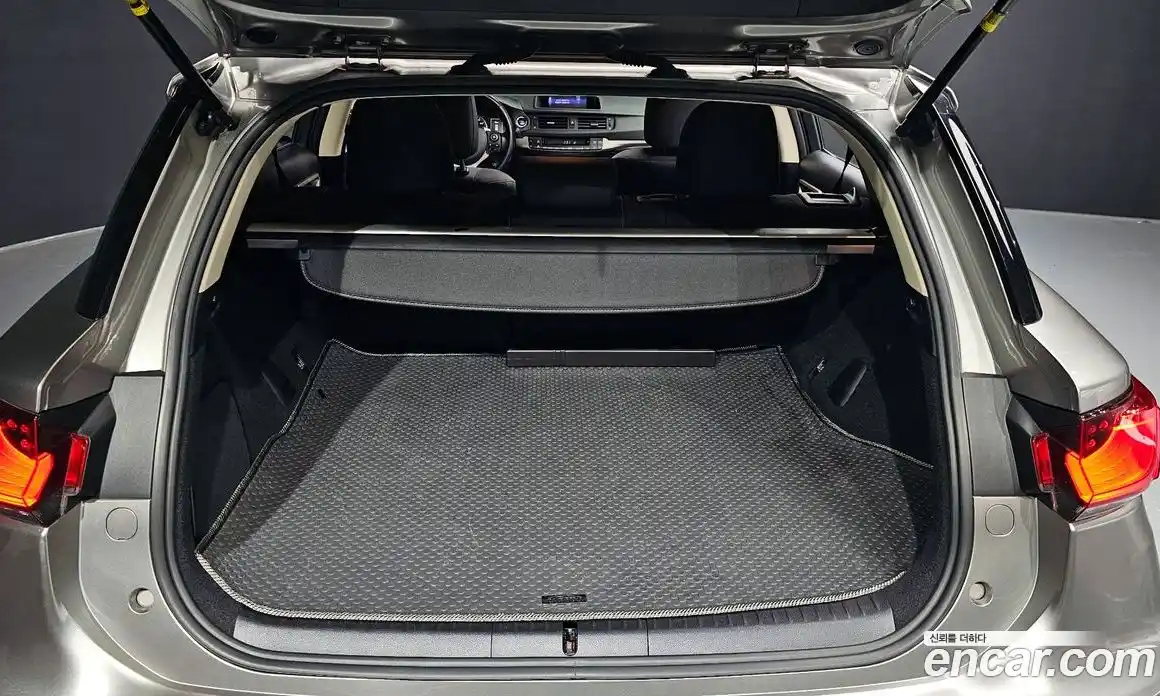 Lexus CT200h 2019 1.8 гидро, фото 20