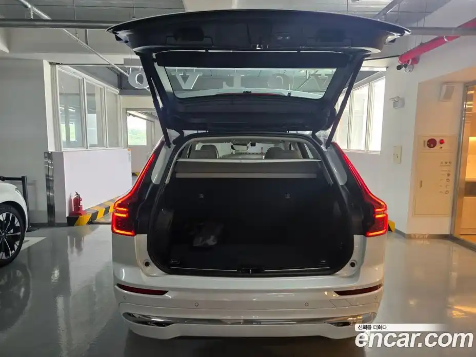 Volvo XC60 2026 2.0 автомат (гидро), фото 12