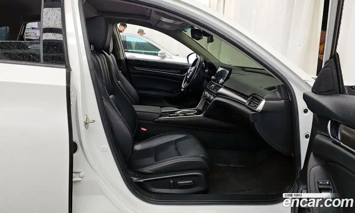 Honda Accord 2019 2.0 автомат (гидро), фото 17