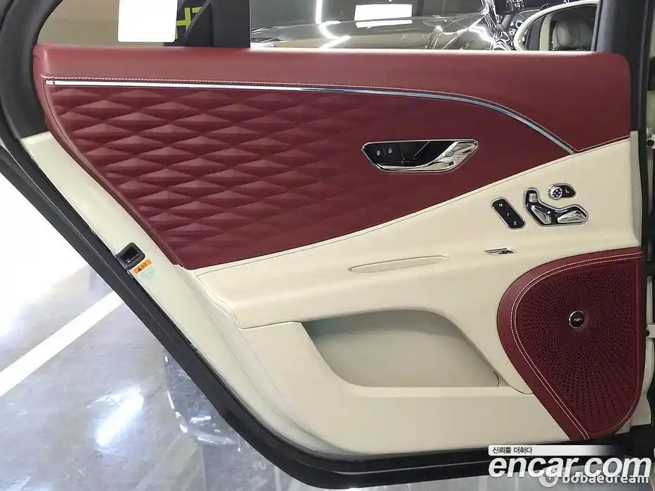 Bentley Flying Spur 2023 4.0 гидро, фото 17