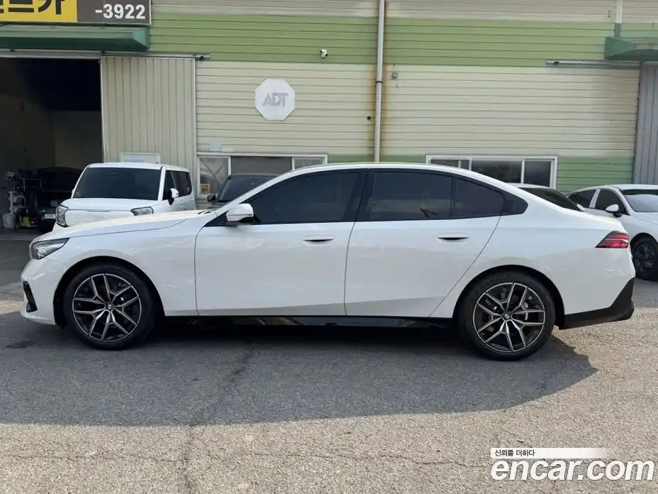 BMW 5 серия 2025 2.0 автомат (гидро), фото 3