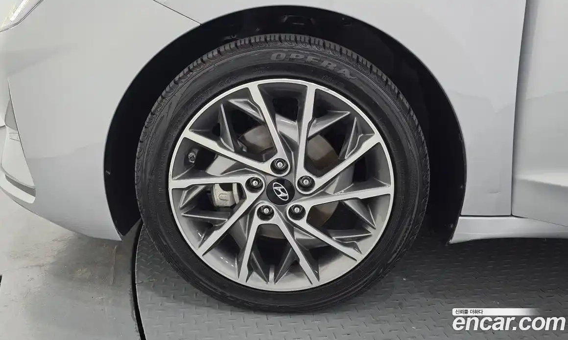 Hyundai Avante 2019 1.6 автомат (гидро), фото 5