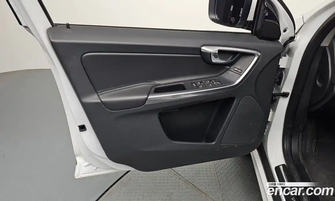 Volvo XC60 2017 2.0 автомат (гидро), фото 14