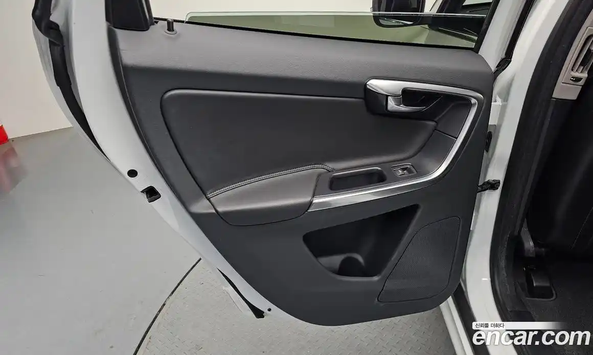 Volvo XC60 2017 2.0 автомат (гидро), фото 15