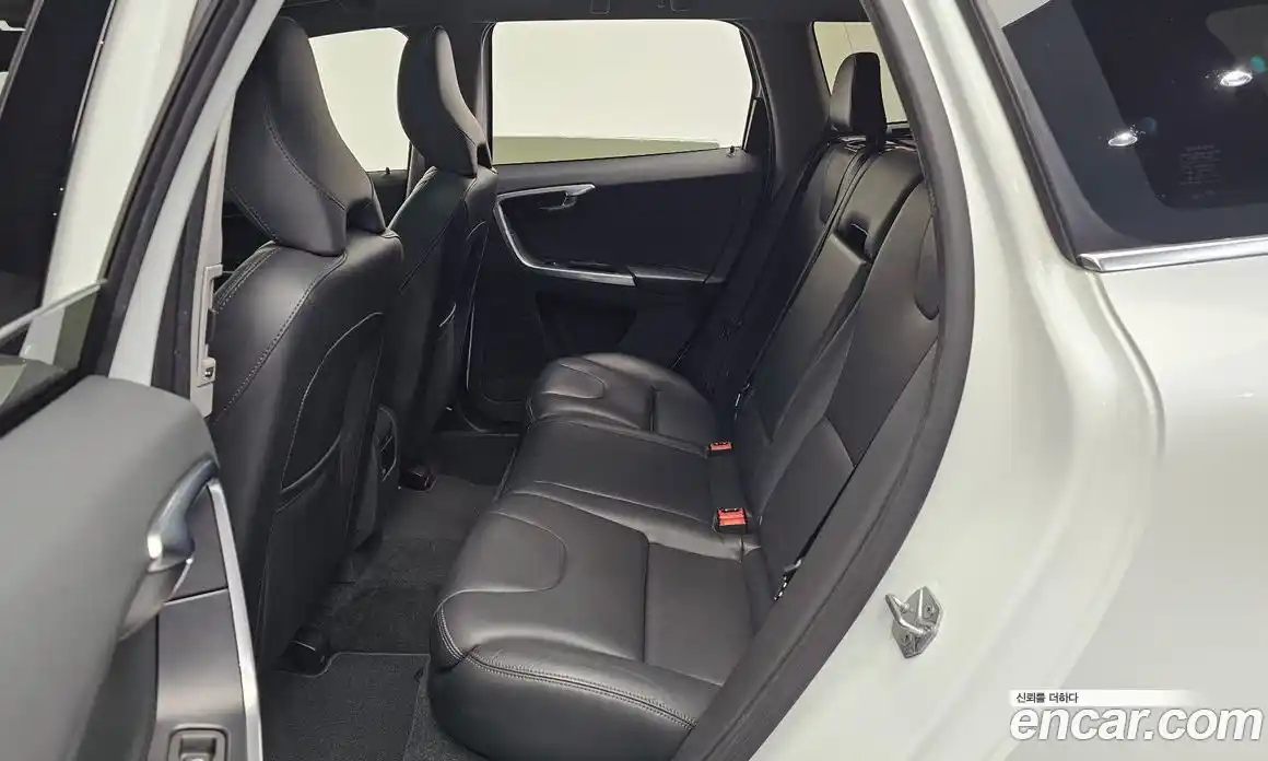 Volvo XC60 2017 2.0 автомат (гидро), фото 17