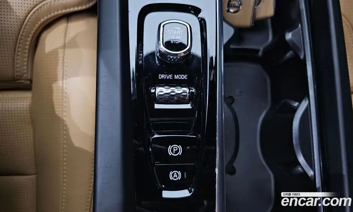 Volvo XC60 2018 2.0 автомат (гидро), фото 32