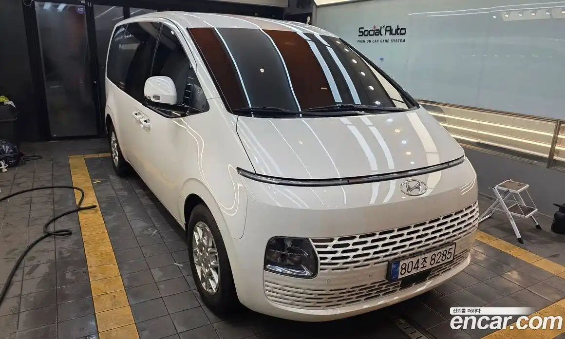Hyundai Staria 2023 3.5 автомат (гидро), фото 3