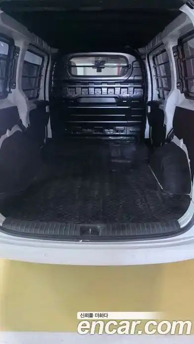 Hyundai Staria 2023 3.5 автомат (гидро), миниатюра 9