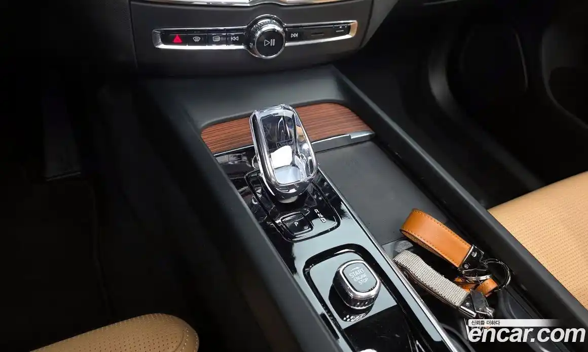 Volvo XC60 2025 2.0 автомат (гидро), фото 12
