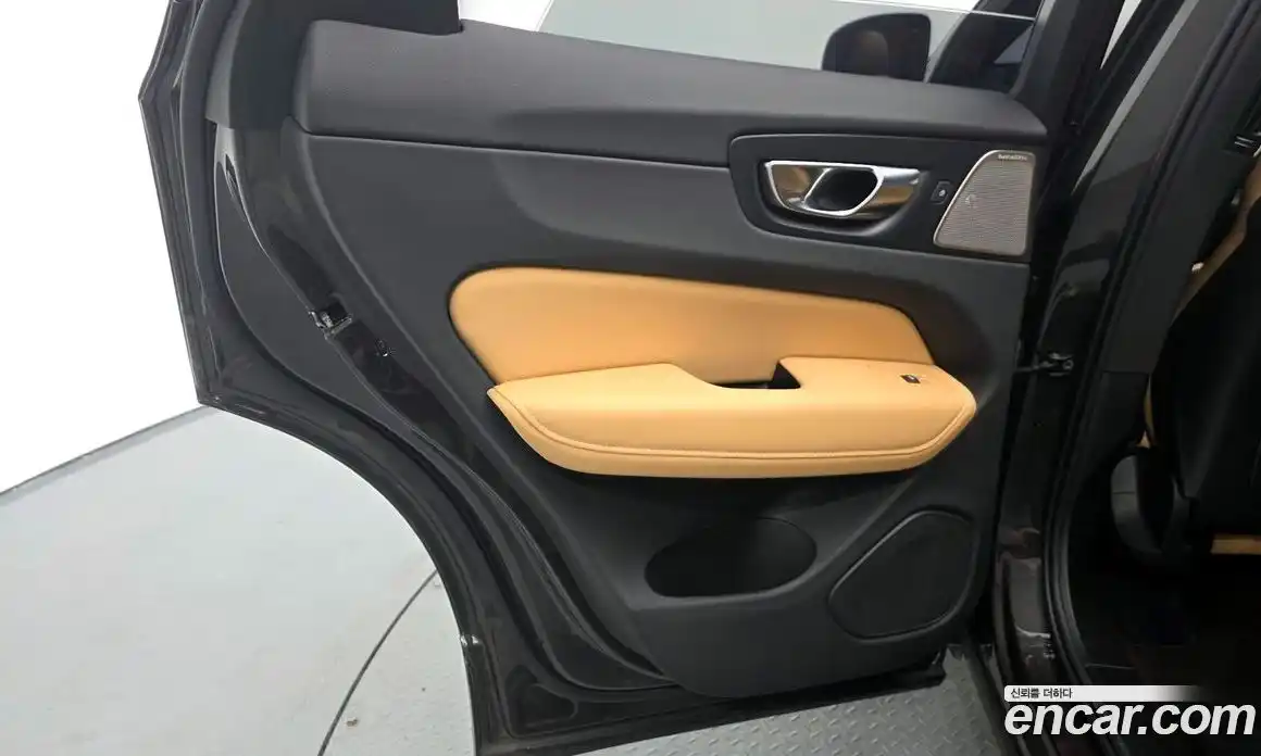 Volvo XC60 2025 2.0 автомат (гидро), фото 15