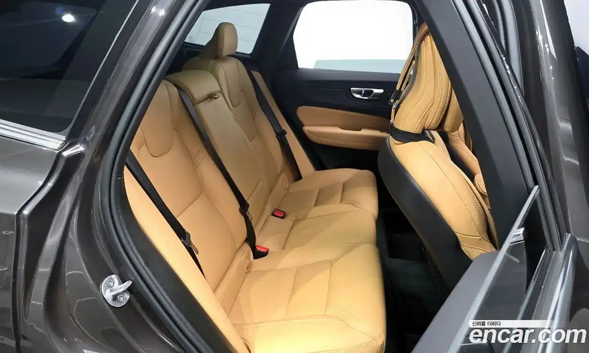 Volvo XC60 2025 2.0 автомат (гидро), фото 17