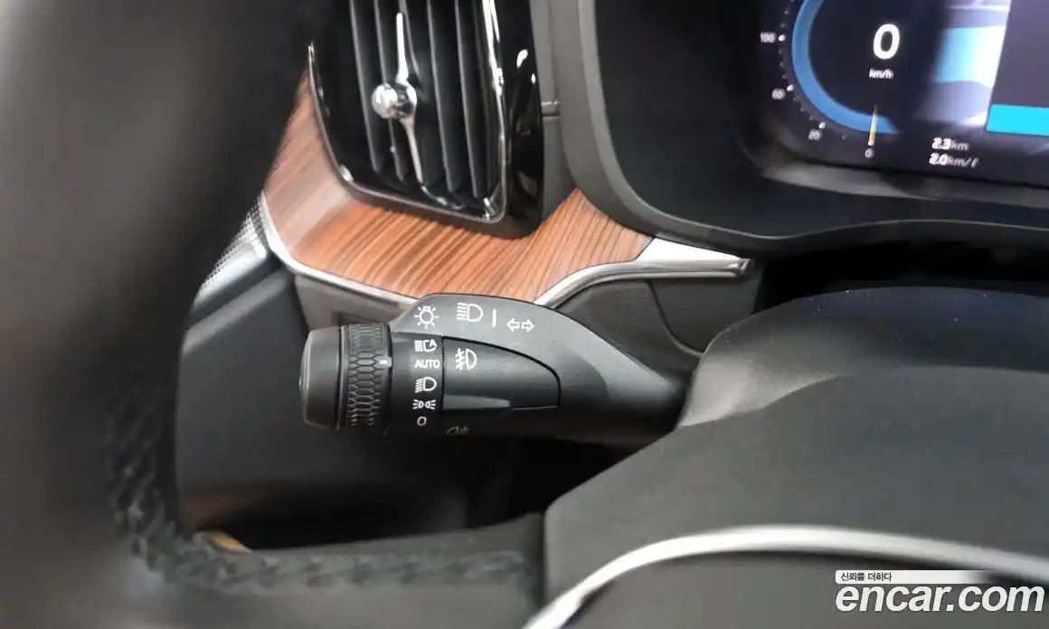 Volvo XC60 2025 2.0 автомат (гидро), фото 27