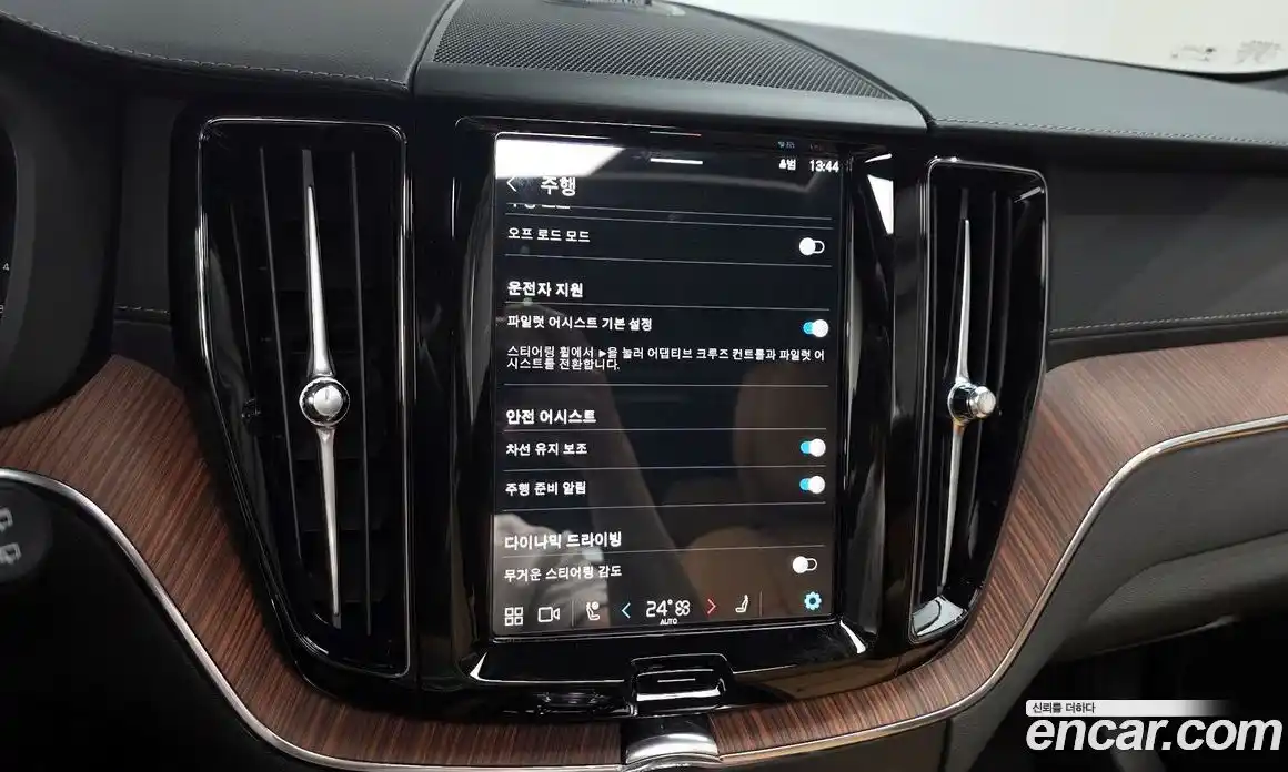Volvo XC60 2025 2.0 автомат (гидро), фото 33