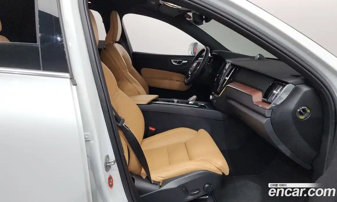 Volvo XC60 2024 2.0 автомат (гидро), фото 16