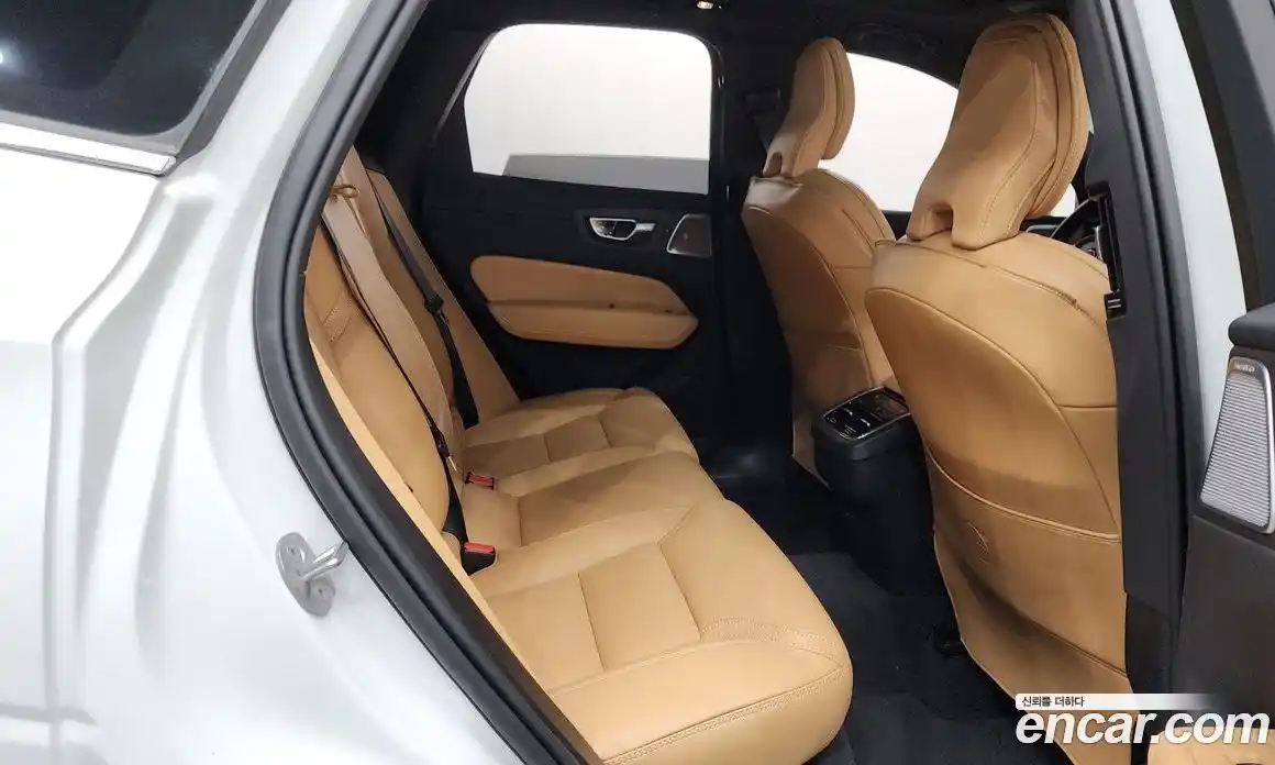 Volvo XC60 2024 2.0 автомат (гидро), фото 17