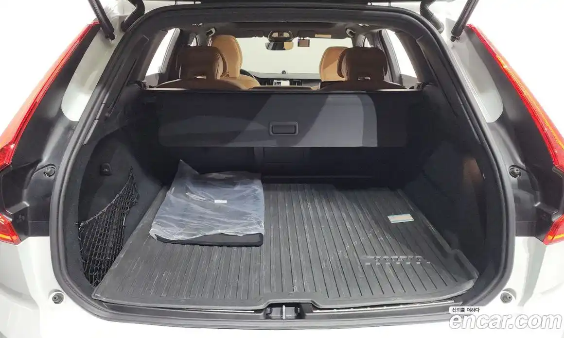 Volvo XC60 2024 2.0 автомат (гидро), фото 26