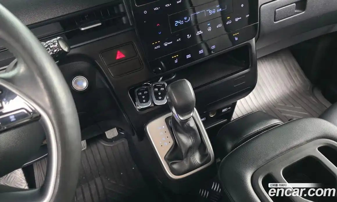 Hyundai Staria 2023 2.2 автомат (гидро), фото 12