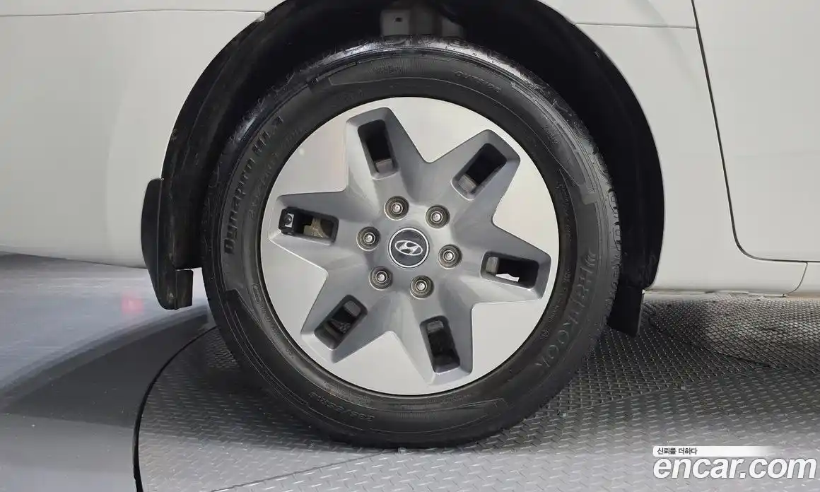 Hyundai Staria 2023 2.2 автомат (гидро), фото 5